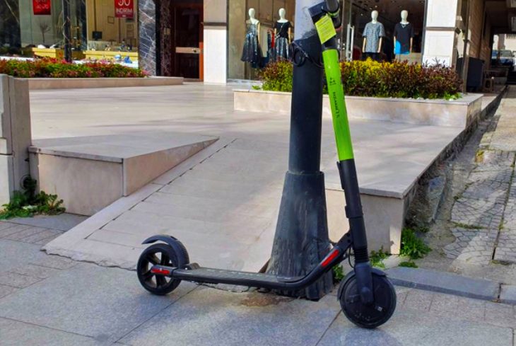 Görme engelli vatandaşlar, kaldırımlarda park edilen scooterlar yüzünden yürüme güzergahlarını kaybediyorlar.